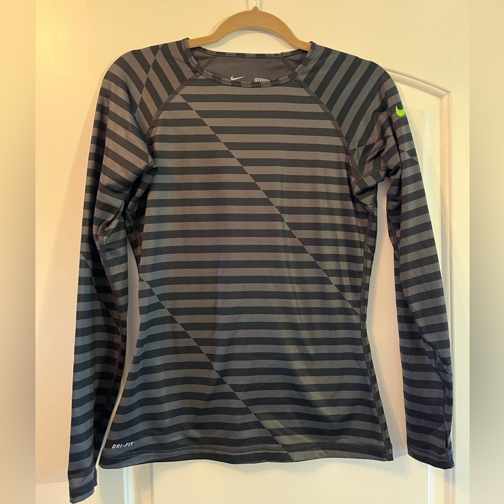 Nike Pro Combat Women's Medium Hyperwarm Fitted Long Sleeve Athletic T Shirt